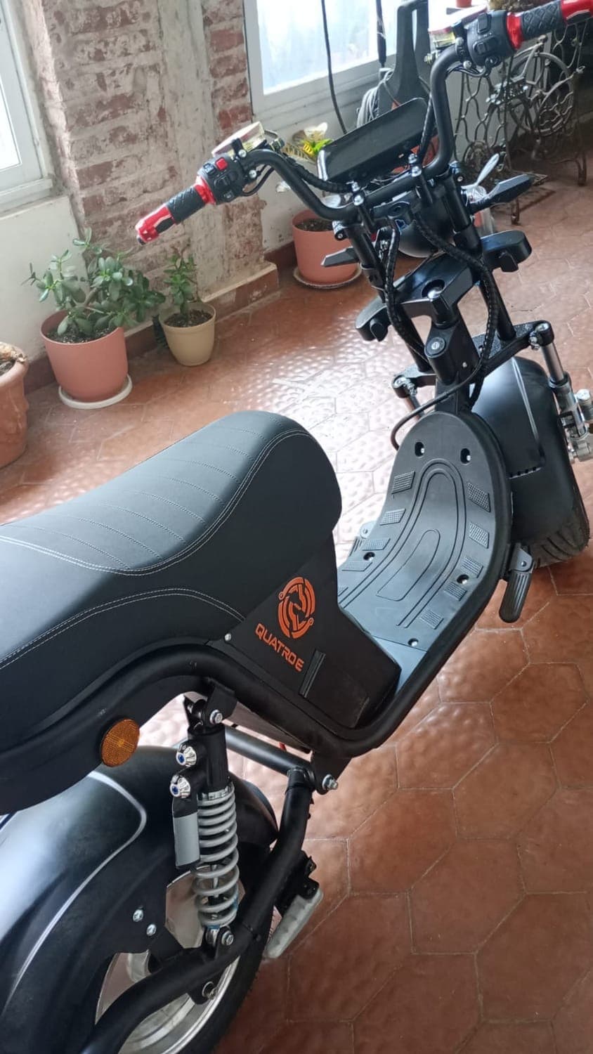 Moto eléctrica Quatro E 2000 W recién entregada