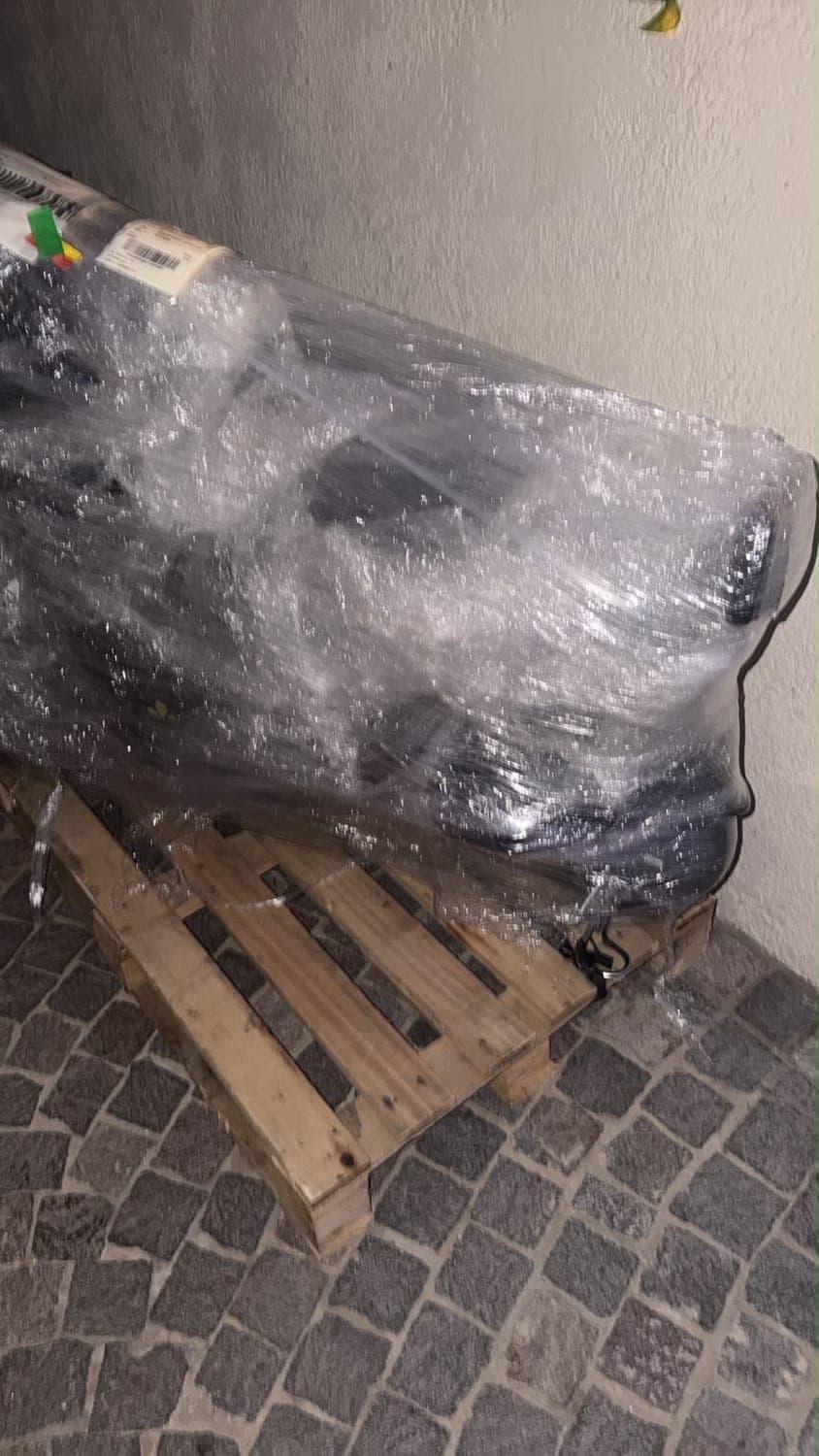 Moto eléctrica embalada con film sobre pallet, recién entregada