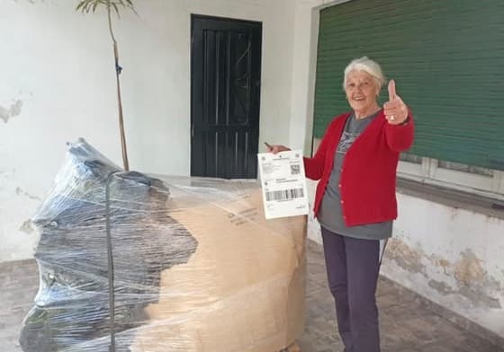 Clienta de Rosario con su compra embalada recién entregada